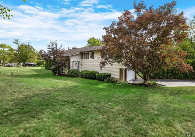 Photo 4 of Sale Pending at 100 Eden Roc Cir, Syracuse, NY 13214 | MLS# S1699893 | Listing updated on 2026-08-03