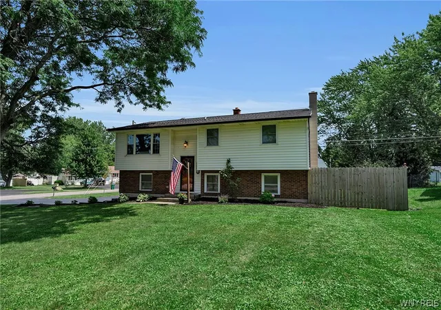 2nd image of 4493 Sunset Dr, Lockport, NY 14094 | MLS# B1702003