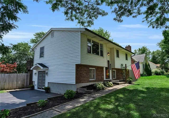 4th image of 4493 Sunset Dr, Lockport, NY 14094 | MLS# B1702003