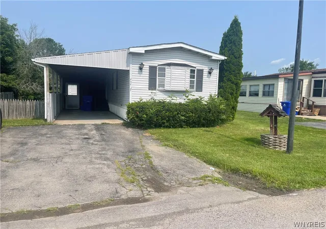 1st image of 454 Chestnut Dr, Lockport Town, NY 14094 | MLS# B1702065