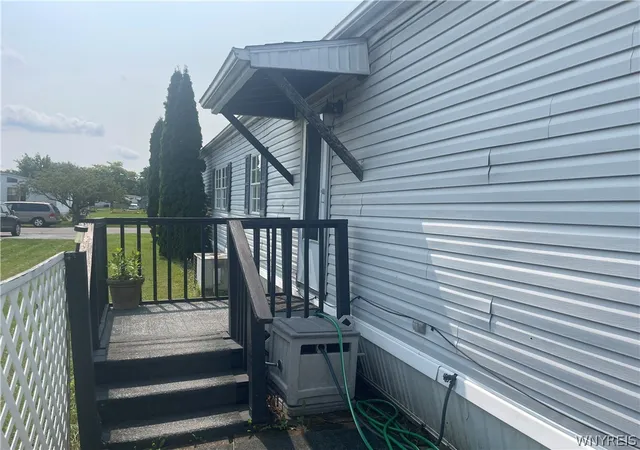 2nd image of 454 Chestnut Dr, Lockport Town, NY 14094 | MLS# B1702065