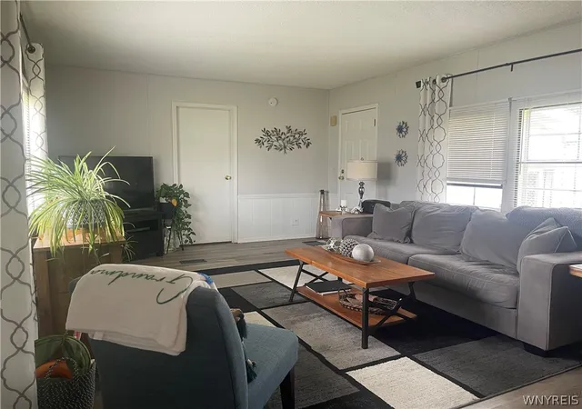 3rd image of 454 Chestnut Dr, Lockport Town, NY 14094 | MLS# B1702065