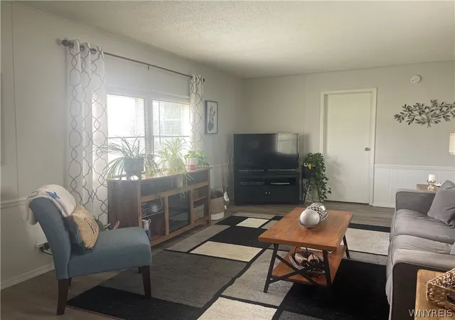 4th image of 454 Chestnut Dr, Lockport Town, NY 14094 | MLS# B1702065