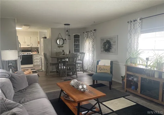 5th image of 454 Chestnut Dr, Lockport Town, NY 14094 | MLS# B1702065