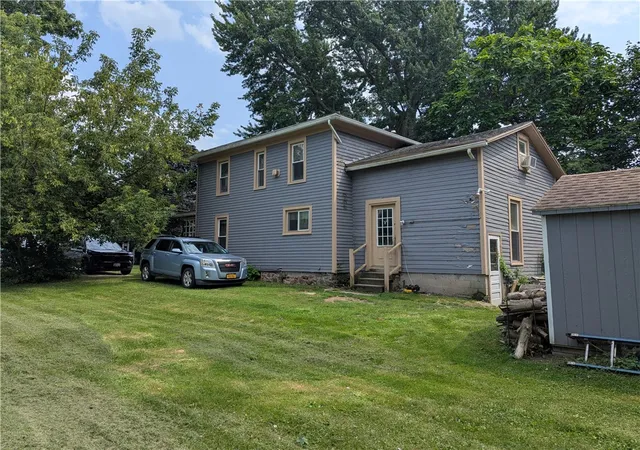 Photo 4 of Single family home for sale at 580 East Ave, Medina, NY 14103 | MLS# R1701934 | Listing updated on 2026-07-29