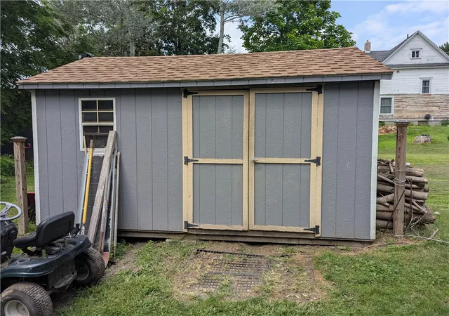 Photo 5 of Single family home for sale at 580 East Ave, Medina, NY 14103 | MLS# R1701934 | Listing updated on 2026-07-29