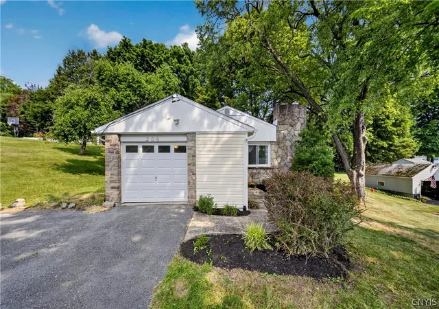2nd image of 208 Danbury Dr, Syracuse, NY 13219 | MLS# S1700070