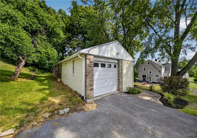 3rd image of 208 Danbury Dr, Syracuse, NY 13219 | MLS# S1700070