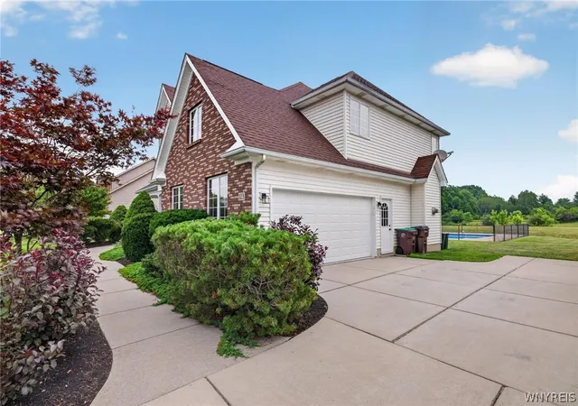 2nd image of 123 Ashwood Ln, Orchard Park, NY 14127 | MLS# B1702460