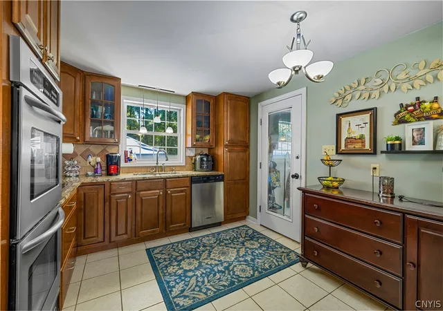 4th image of 6 Highland Dr, Whitesboro, NY 13492 | MLS# S1701576