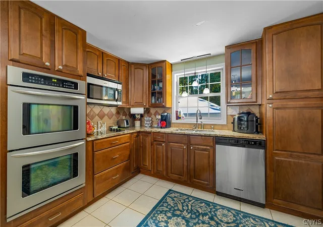 5th image of 6 Highland Dr, Whitesboro, NY 13492 | MLS# S1701576
