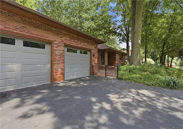 3rd image of 10 Woodbriar Ln, Chili, NY 14624 | MLS# R1702525
