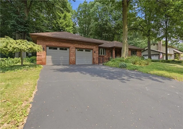 4th image of 10 Woodbriar Ln, Chili, NY 14624 | MLS# R1702525