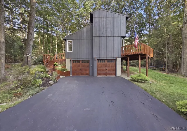 3rd image of 5876 Woodlee Ct, Orchard Park, NY 14127 | MLS# B1702418
