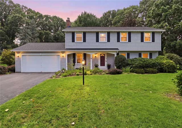 4th image of 36 Autumn Oak Cir, Penfield, NY 14526 | MLS# R1702276