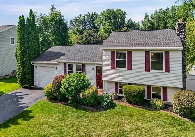 2nd image of 212 Overland Trl, Henrietta, NY 14586 | MLS# R1701918