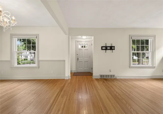 5th image of 195 Winstead Rd, Rochester, NY 14609 | MLS# R1698250