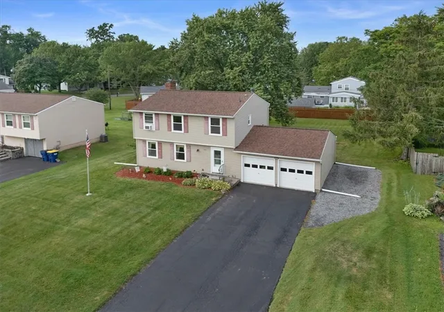 3rd image of 234 Blackwell Ln, Henrietta, NY 14467 | MLS# R1701771