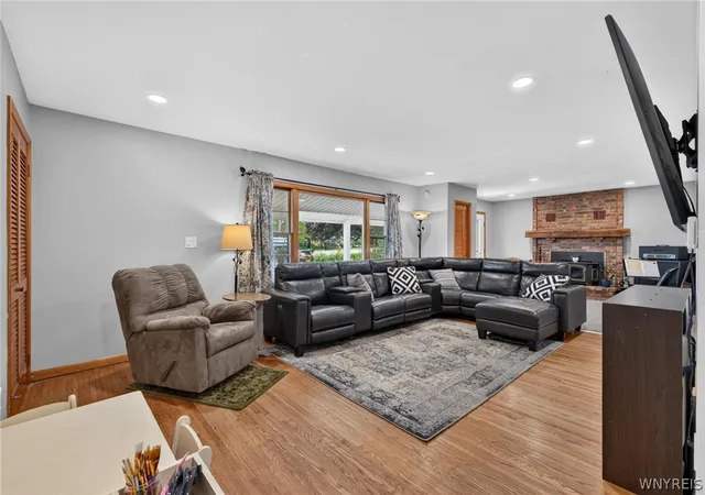 4th image of 3916 Lockport Rd, Wheatfield, NY 14132 | MLS# B1702572