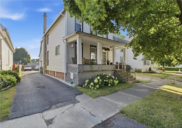 1st image of 184 Lincoln Ave, North Tonawanda, NY 14120 | MLS# B1701456