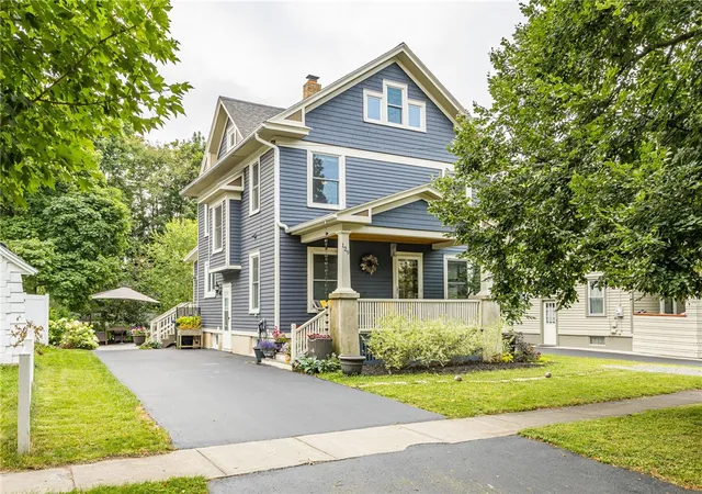 1st image of 129 Park Ave, Canandaigua, NY 14424 | MLS# R1701891