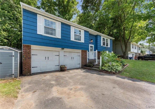 Photo 3 of Single family home for sale at 213 Birchwood Blvd, Baldwinsville, NY 13027 | MLS# S1702684 | Listing updated on 2026-08-04