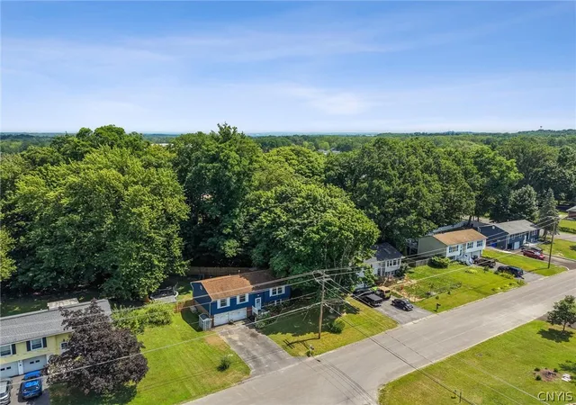 Photo 4 of Single family home for sale at 213 Birchwood Blvd, Baldwinsville, NY 13027 | MLS# S1702684 | Listing updated on 2026-08-04