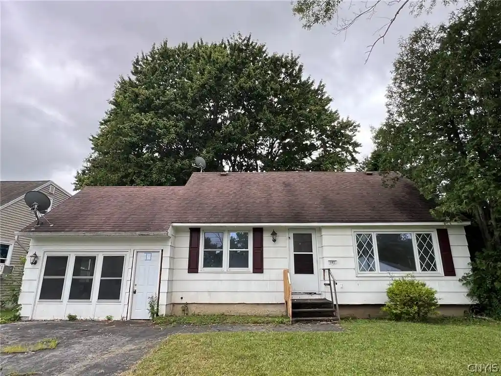 Photo 1 of Single family home for sale at 102 S Manor Dr, East Syracuse, NY 13057 | MLS# S1702894 | Listing updated on 2026-10-20