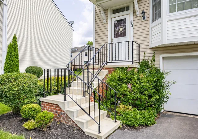 3rd image of 82 Courtshire Ln, Penfield, NY 14526 | MLS# R1702772