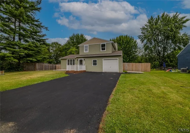 Photo 3 of Single family home for sale at 4211 Inverrary Dr, Liverpool, NY 13090 | MLS# S1703220 | Listing updated on 2026-08-01