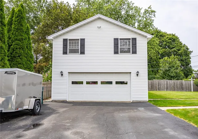 4th image of 4069 Lake Ave, Rochester, NY 14612 | MLS# R1691067