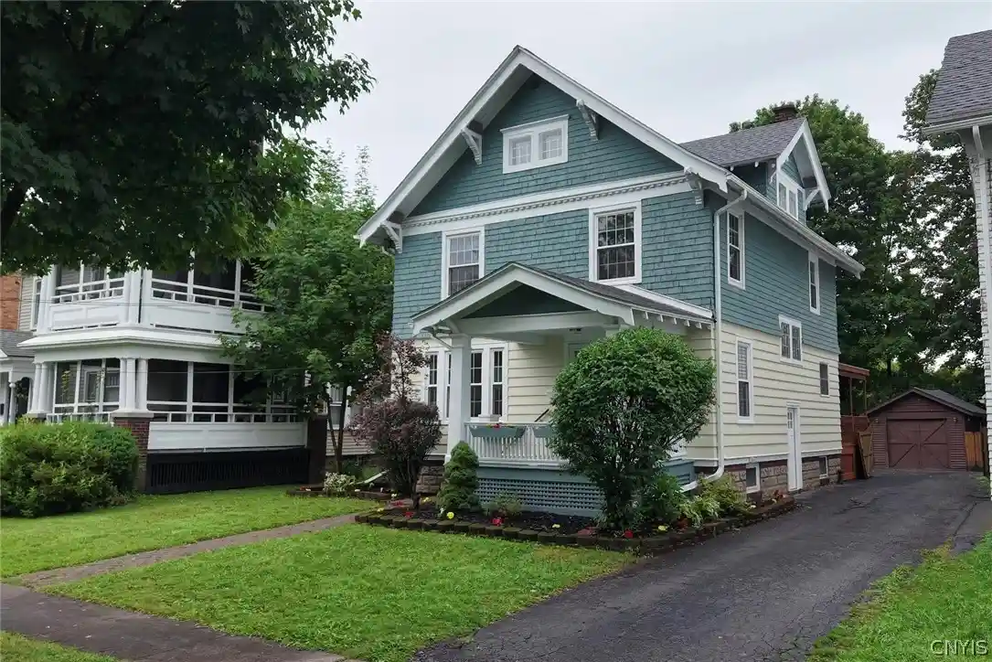 Single family home for sale at 8 Huntington Pl, New Hartford, NY 13413 | MLS# S1703377