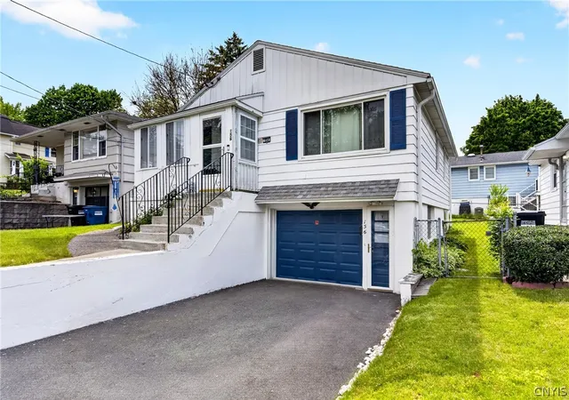2nd image of 156 Cloveridge Dr, Syracuse, NY 13206 | MLS# S1703509