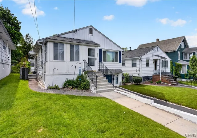Photo 3 of Single family home for sale at 156 Cloveridge Dr, Syracuse, NY 13206 | MLS# S1703509 | Listing updated on 2026-08-01
