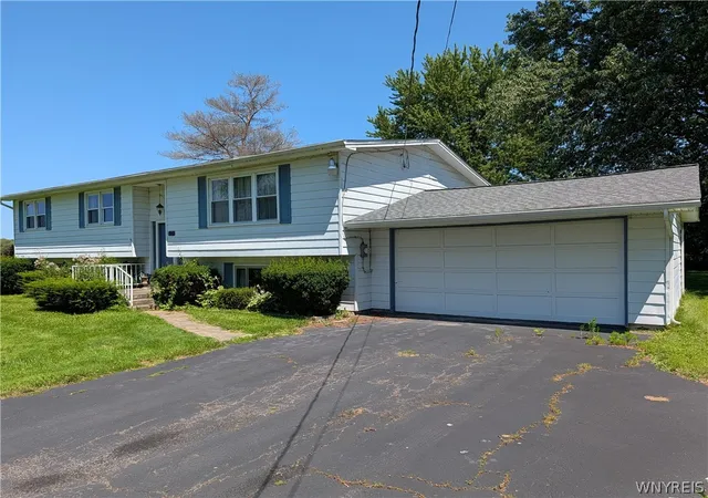 3rd image of 3961 Ridgelea Dr, Newfane, NY 14094 | MLS# B1703534
