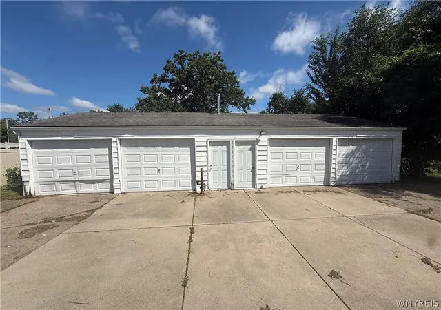 3rd image of 1288 Sisson Dr, North Tonawanda, NY 14120 | MLS# B1703031