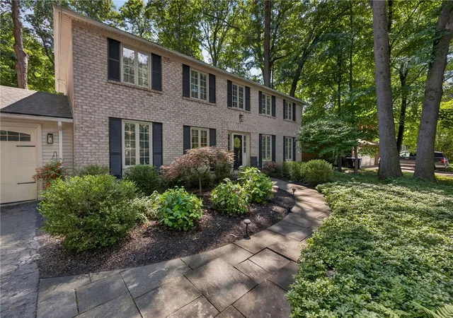 2nd image of 10 Forest Knoll, Pittsford, NY 14534 | MLS# R1698817