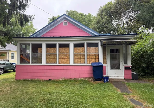 1st image of 102 Milton Ave, Syracuse, NY 13204 | MLS# S1703241