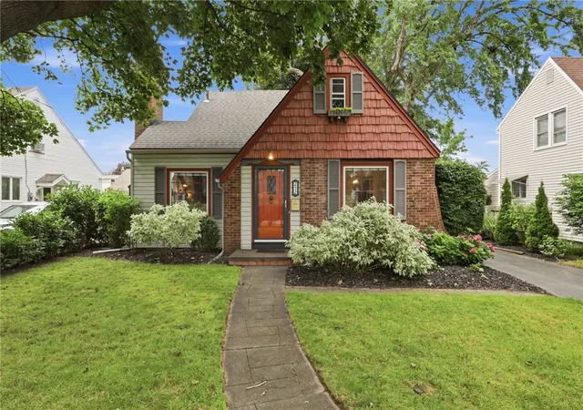 2nd image of 252 Thorncliffe Dr, Irondequoit, NY 14617 | MLS# R1682867