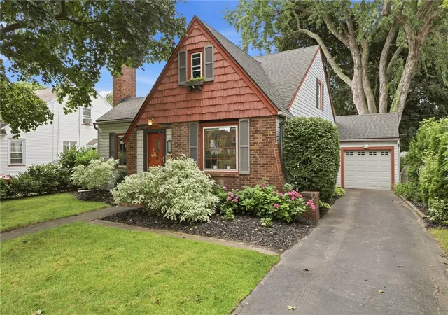 3rd image of 252 Thorncliffe Dr, Irondequoit, NY 14617 | MLS# R1682867