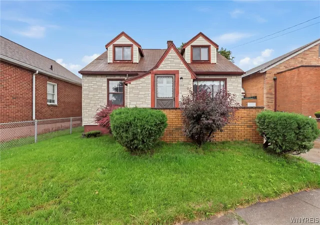 1st image of 1915 Hyde Park Blvd, Niagara Falls, NY 14305 | MLS# B1704209