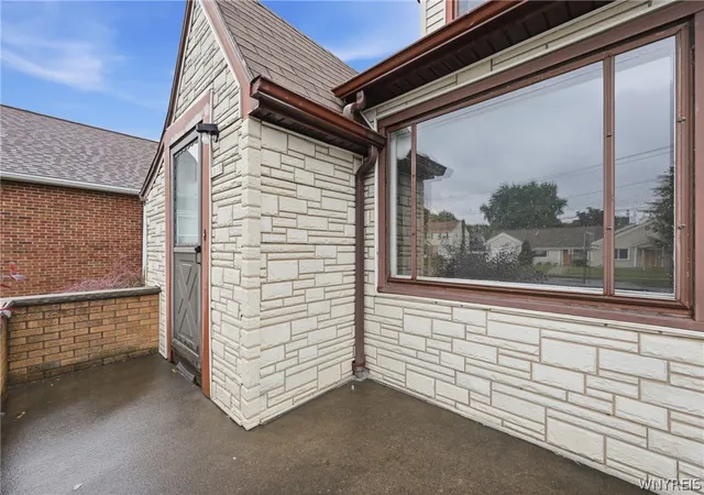 3rd image of 1915 Hyde Park Blvd, Niagara Falls, NY 14305 | MLS# B1704209