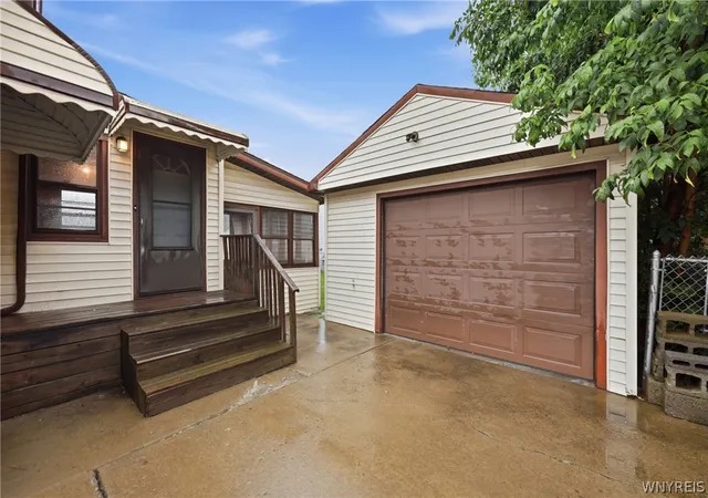 4th image of 1915 Hyde Park Blvd, Niagara Falls, NY 14305 | MLS# B1704209
