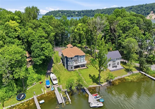 3rd image of 667 Seneca Rd, Irondequoit, NY 14622 | MLS# R1703989