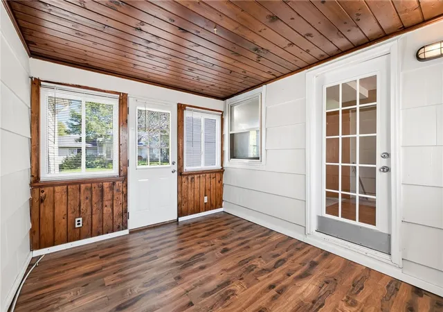 3rd image of 1166 Beach Ave, Greece, NY 14612 | MLS# R1704206