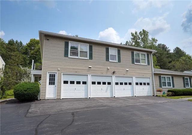 5th image of 22 Falcon Ln, Perinton, NY 14450 | MLS# R1703951
