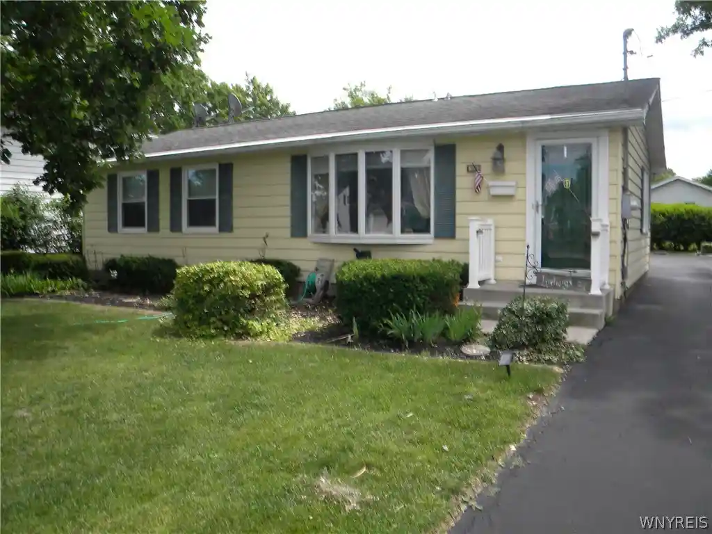 Photo 1 of Sale Pending at 719 Oneida St, Lewiston, NY 14092 | MLS# B1690552 | Listing updated on 2026-10-15