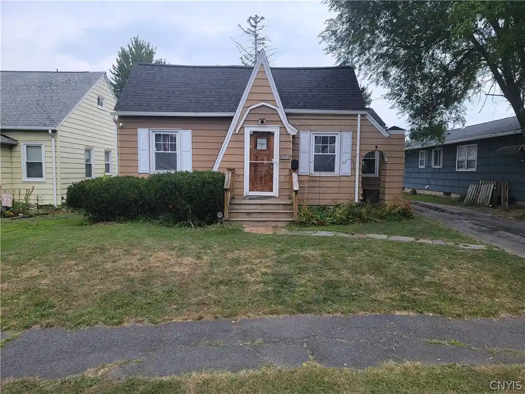 Photo 1 of Sale Pending at 202 Darlington Rd E, Syracuse, NY 13208 | MLS# S1707505 | Listing updated on 2026-10-20