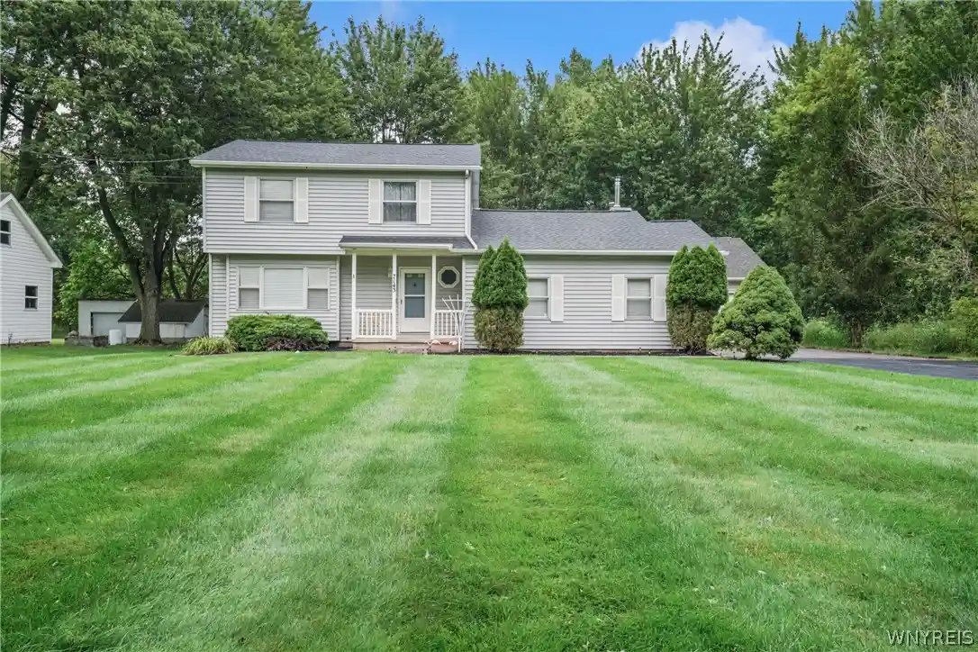 Photo 1 of Single family home for sale at 7143 Akron Rd, Lockport Town, NY 14094 | MLS# B1707906 | Listing updated on 2026-10-22