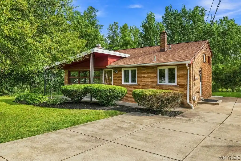 Photo 1 of Sale Pending at 5261 Military Rd, Lewiston, NY 14092 | MLS# B1709275 | Listing updated on 2026-09-18